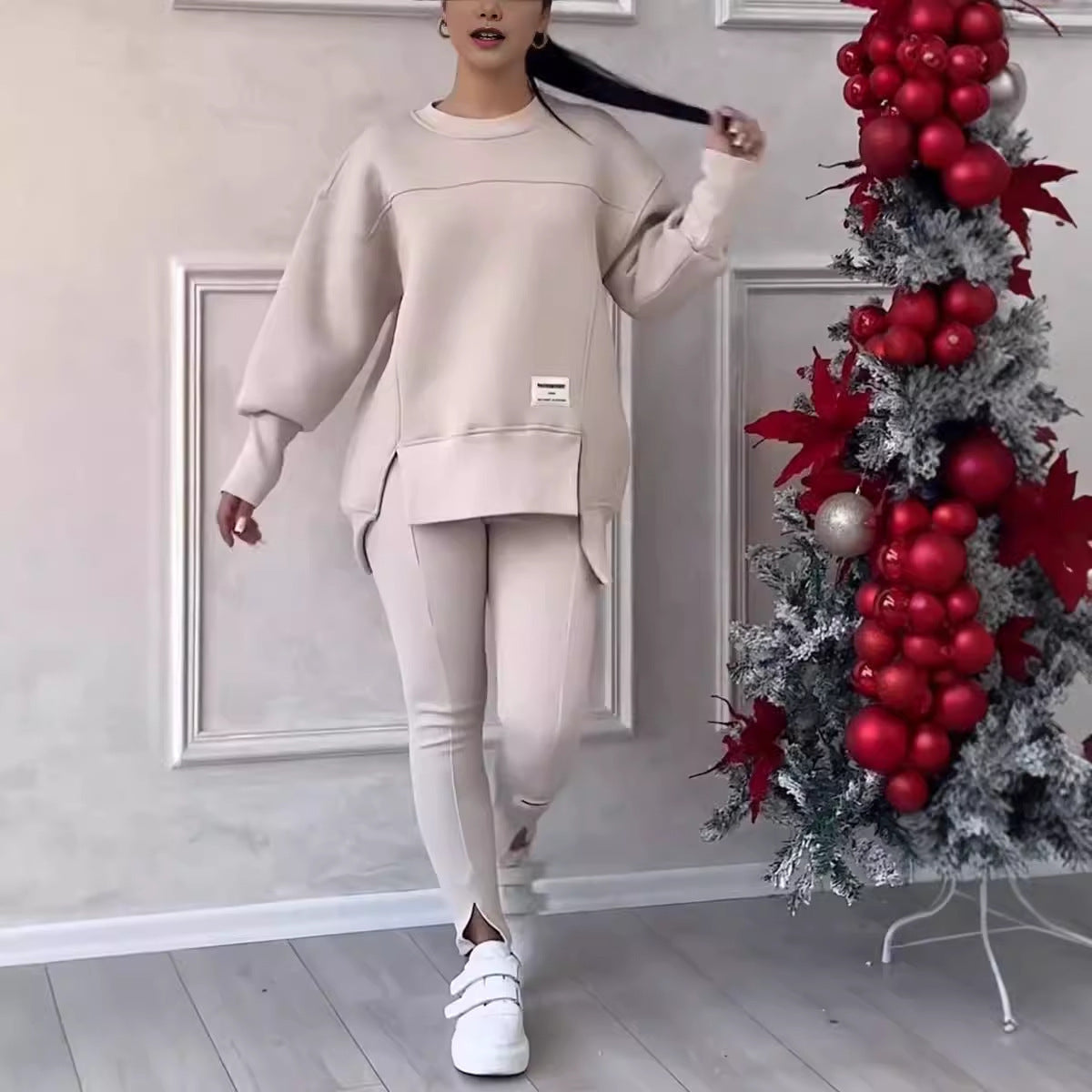 Ένα ακανόνιστο σετ που αποτελείται από μια μακρυμάνικη τυπωμένη μπλούζα και κολάν.-GR