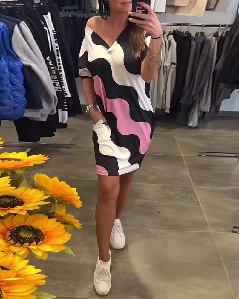 V formos iškirpte, banguoto rašto suknelė-LT