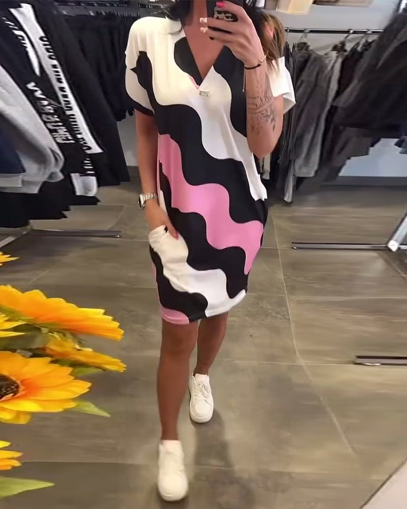 V formos iškirpte, banguoto rašto suknelė-LT