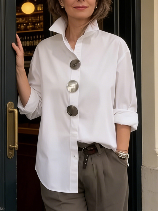 Elegante blusa de algodón y lino con cuello alto y botones metálicos.-ES