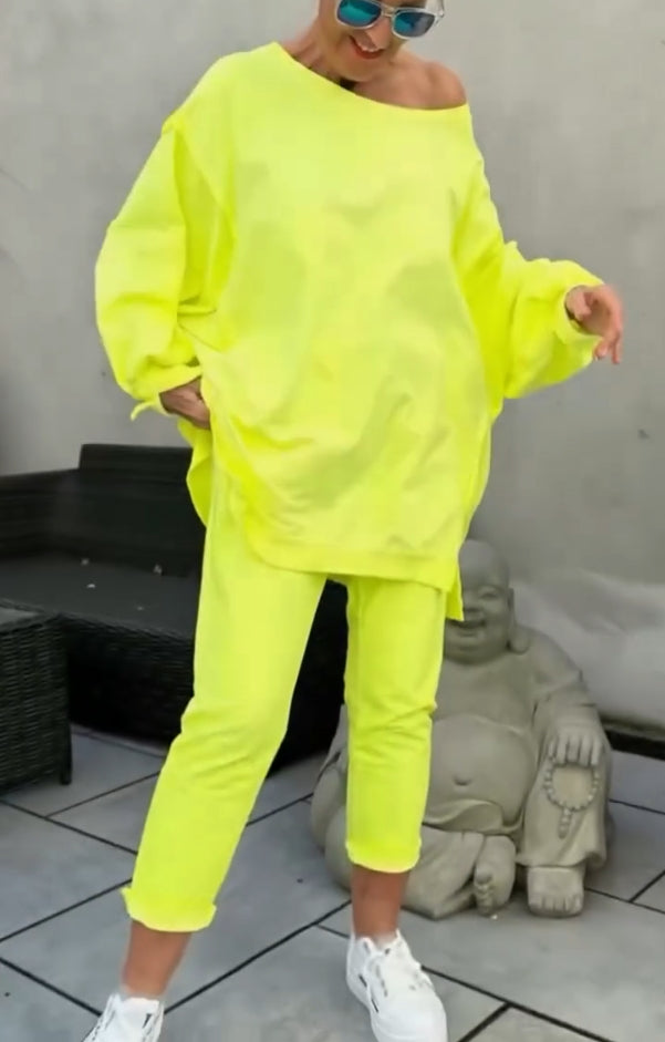 Vasarinis moteriškas apvalios iškirptės, šviesios spalvos laisvalaikio kostiumas-LT