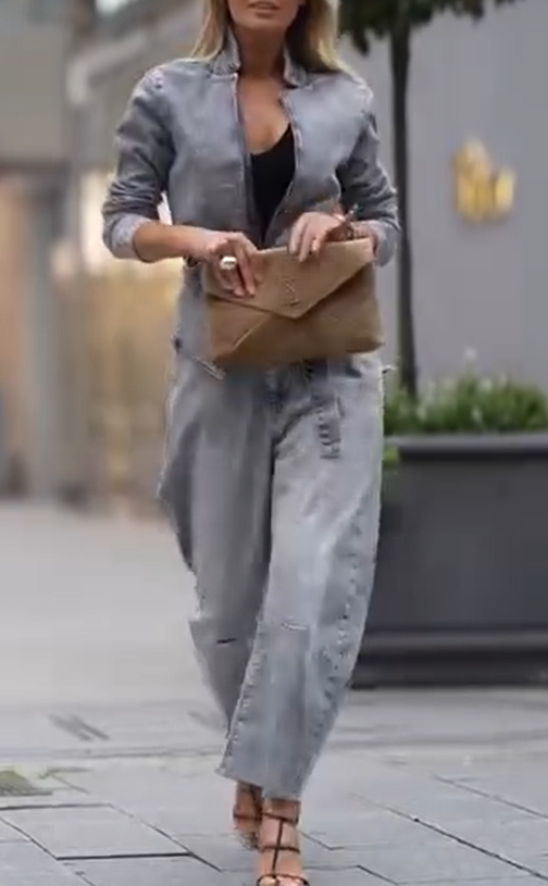 Γυναικείο παλτό και παντελόνι με στρογγυλή λαιμόκοψη σε ένα casual σετ-GR