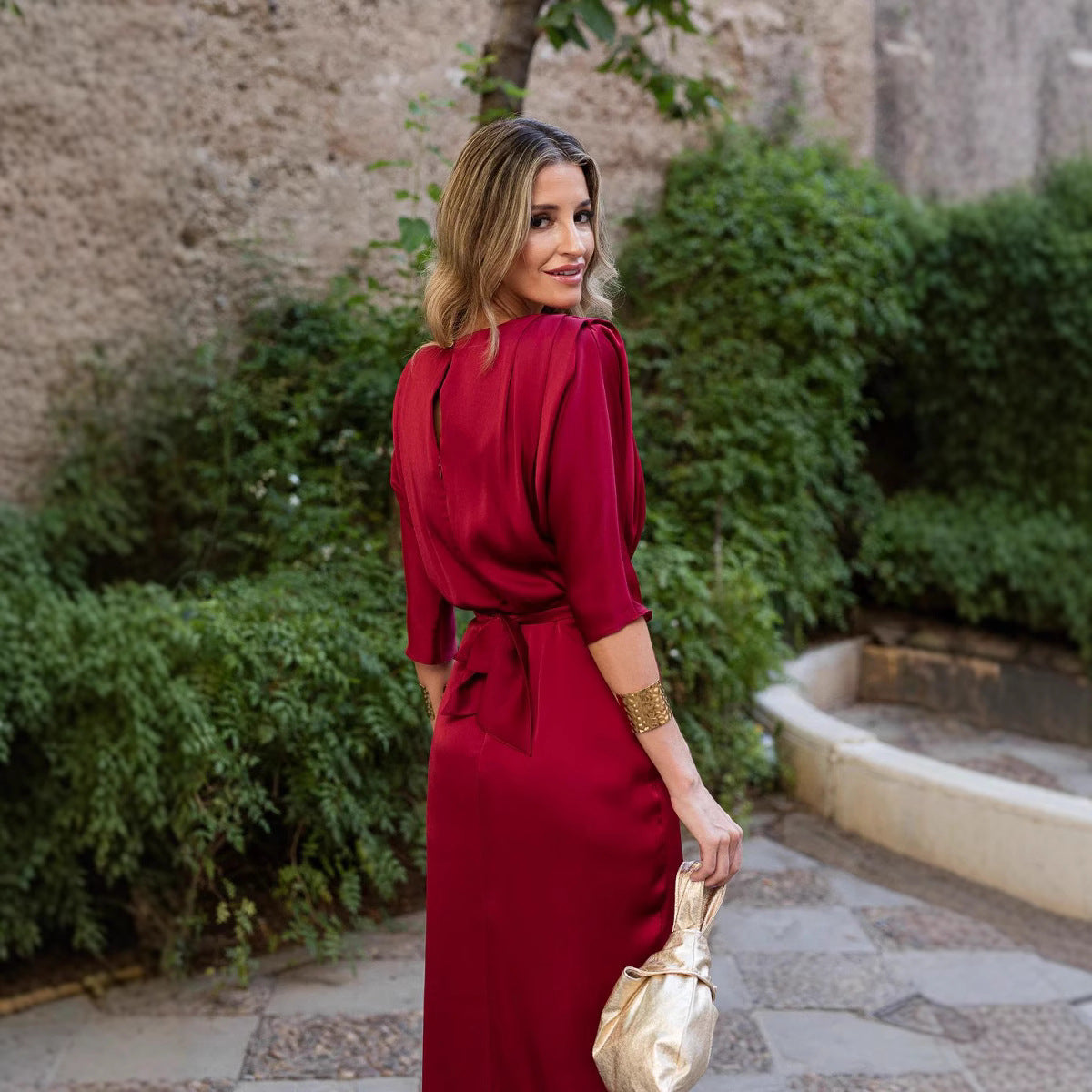 Vienspalvė apvali iškirptė, trumpomis rankovėmis, atlasinė midi suknelė-LT