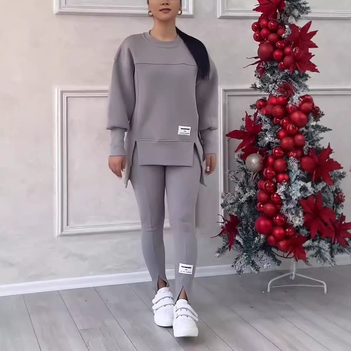 Ένα ακανόνιστο σετ που αποτελείται από μια μακρυμάνικη τυπωμένη μπλούζα και κολάν.-GR