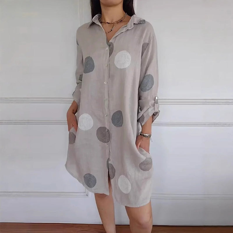 Prevelik srajčni oblek z žepi in pikami - GR